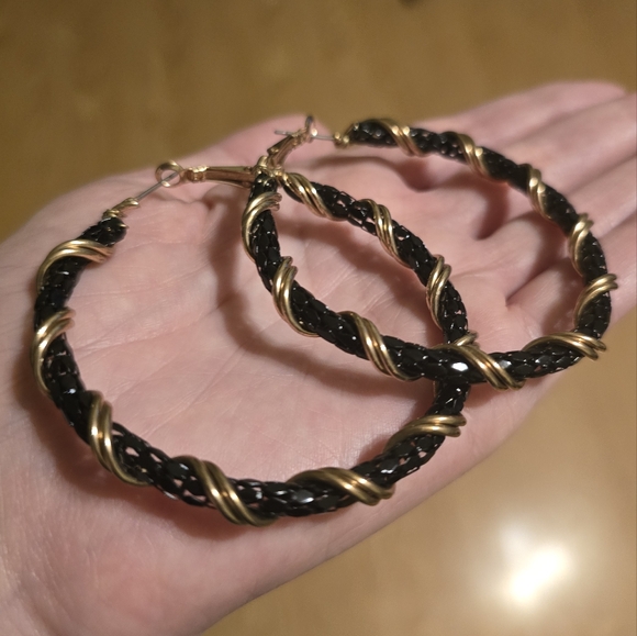 🖤 Black Scalemail Hoop Earrings - Picture 4 of 7
